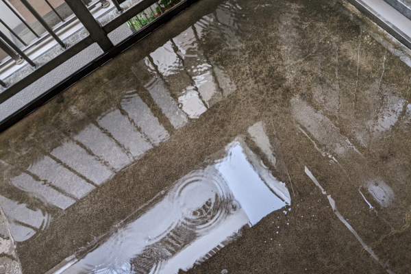 ベランダや排水口からの雨漏り